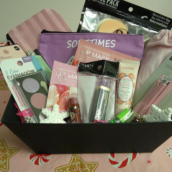 Merry & Matte-18-Piece Christmas Makeup Gift Basket for Her, Holiday Gift Basket - Picture 2 of 9